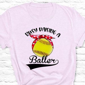 New District Busy Raising A Baller Softball Mom Lilac M Medium Graphic T-shirt
